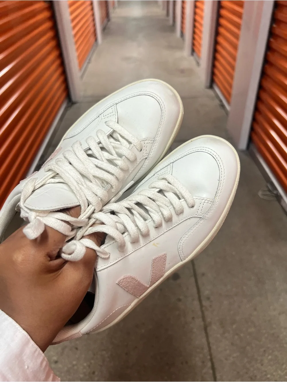 Veja classic white